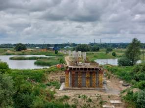 <p><span style="font-size:16px"><strong>Zadanie składa się z dw&oacute;ch etap&oacute;w:</strong></span></p>

<p>Etap I: <strong>&bdquo;Budowa nowego odcinka drogi wojew&oacute;dzkiej nr 865 Jarosław &ndash; Bełżec wraz z budową mostu na rzece San w m. Munina - Sobiecin&rdquo;</strong><br />
Opracowanie dokumentacji projektowej wraz z decyzją ZRID wsp&oacute;łfinansowane było z Rządowego Programu Uzupełniania Lokalnej i Regionalnej Infrastruktury - Mosty dla Region&oacute;w<br />
Wartość projektu: 1 145 302,20 PLN<br />
Wartość dofinansowania z Budżetu Państwa: 80%<br />
Wykonawca: PROMOST CONSULTING Sp. z o.o.<br />
Czas realizacji: 2020-2022</p>

<p><br />
<strong>Realizacja zadania jest dofinansowana z Rządowego Funduszu Rozwoju Dr&oacute;g - Zadania mostowe:</strong></p>

<p>Data podpisania umowy o dofinansowanie zadania: 27.07.2022 r.<br />
<strong>Wartość zadania: </strong>176 948 428,00 PLN<br />
<strong>Wartość dofinansowania z Budżetu Państwa: </strong>136 800 000,00 PLN<br />
<strong>Wykonawca:</strong> Mosty Ł&oacute;dź S.A. ul. Bratysławska 52 94-112 Ł&oacute;dź<br />
<strong>Realizacja zadania:</strong> 2023-2025</p>

<p>Etap II:<strong> &bdquo;Budowa nowego odcinka drogi wojew&oacute;dzkiej nr 865 Jarosław &ndash; Bełżec Wraz z budową i przebudową niezbędnej infrastruktury technicznej, budowli i urządzeń budowlanych w m. Sobiecin i Koniacz&oacute;w&rdquo;</strong><br />
Opracowanie dokumentacji projektowej wraz z decyzją ZRID finansowane było z Budżetu Wojew&oacute;dztwa.<br />
Wartość projektu: 565 713,90 PLN<br />
Wykonawca: PROMOST CONSULTING Sp. z o.o.<br />
Czas realizacji: 2020-2022<br />
<strong>Wykonawca:</strong> Mosty Ł&oacute;dź S.A. ul. Bratysławska 52 94-112 Ł&oacute;dź<br />
<strong>Realizacja zadania: </strong>2023-2025</p>

<p>Zadanie &bdquo;Budowa nowego odcinka drogi wojew&oacute;dzkiej nr 865 Jarosław &ndash; Bełżec Wraz z budową i przebudową niezbędnej infrastruktury technicznej, budowli i urządzeń budowlanych w m. Sobiecin i Koniacz&oacute;w&rdquo;<strong> </strong>otrzymało dofinansowanie z programu Fundusze Europejskie dla Polski Wschodniej i realizowane jest w ramach projektu pn.: <a href="http://pzdw.pl/inwestycje/w-trakcie-realizacji/fepw-2021-2027/59">"Przebudowa/rozbudowa/budowa drogi wojew&oacute;dzkiej nr 865 na odcinku Sobiecin - Cieszan&oacute;w"</a>.</p>
