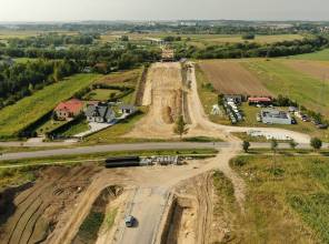 <p><span style="font-size:16px"><strong>Zadanie składa się z dw&oacute;ch etap&oacute;w:</strong></span></p>

<p>Etap I: <strong>&bdquo;Budowa nowego odcinka drogi wojew&oacute;dzkiej nr 865 Jarosław &ndash; Bełżec wraz z budową mostu na rzece San w m. Munina - Sobiecin&rdquo;</strong><br />
Opracowanie dokumentacji projektowej wraz z decyzją ZRID wsp&oacute;łfinansowane było z Rządowego Programu Uzupełniania Lokalnej i Regionalnej Infrastruktury - Mosty dla Region&oacute;w<br />
Wartość projektu: 1 145 302,20 PLN<br />
Wartość dofinansowania z Budżetu Państwa: 80%<br />
Wykonawca: PROMOST CONSULTING Sp. z o.o.<br />
Czas realizacji: 2020-2022</p>

<p><br />
<strong>Realizacja zadania jest dofinansowana z Rządowego Funduszu Rozwoju Dr&oacute;g - Zadania mostowe:</strong></p>

<p>Data podpisania umowy o dofinansowanie zadania: 27.07.2022 r.<br />
<strong>Wartość zadania: </strong>176 948 428,00 PLN<br />
<strong>Wartość dofinansowania z Budżetu Państwa: </strong>136 800 000,00 PLN<br />
<strong>Wykonawca:</strong> Mosty Ł&oacute;dź S.A. ul. Bratysławska 52 94-112 Ł&oacute;dź<br />
<strong>Realizacja zadania:</strong> 2023-2025</p>

<p>Etap II:<strong> &bdquo;Budowa nowego odcinka drogi wojew&oacute;dzkiej nr 865 Jarosław &ndash; Bełżec Wraz z budową i przebudową niezbędnej infrastruktury technicznej, budowli i urządzeń budowlanych w m. Sobiecin i Koniacz&oacute;w&rdquo;</strong><br />
Opracowanie dokumentacji projektowej wraz z decyzją ZRID finansowane było z Budżetu Wojew&oacute;dztwa.<br />
Wartość projektu: 565 713,90 PLN<br />
Wykonawca: PROMOST CONSULTING Sp. z o.o.<br />
Czas realizacji: 2020-2022<br />
<strong>Wykonawca:</strong> Mosty Ł&oacute;dź S.A. ul. Bratysławska 52 94-112 Ł&oacute;dź<br />
<strong>Realizacja zadania: </strong>2023-2025</p>

<p>Zadanie &bdquo;Budowa nowego odcinka drogi wojew&oacute;dzkiej nr 865 Jarosław &ndash; Bełżec Wraz z budową i przebudową niezbędnej infrastruktury technicznej, budowli i urządzeń budowlanych w m. Sobiecin i Koniacz&oacute;w&rdquo;<strong> </strong>otrzymało dofinansowanie z programu Fundusze Europejskie dla Polski Wschodniej i realizowane jest w ramach projektu pn.: <a href="http://pzdw.pl/inwestycje/w-trakcie-realizacji/fepw-2021-2027/59">"Przebudowa/rozbudowa/budowa drogi wojew&oacute;dzkiej nr 865 na odcinku Sobiecin - Cieszan&oacute;w"</a>.</p>
