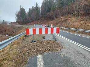 <p><strong>Pełna nazwa zadania: </strong>"Rozbudowa drogi wojew&oacute;dzkiej nr 893 Hoczew &ndash; Baligr&oacute;d &ndash; Cisna od km 36+173.74 do km 36+456.95 wraz z zabezpieczeniem osuwiska od km 36+200.00 do km 36+434.00 oraz niezbędną infrastrukturą techniczną, budowlami i urządzeniami budowlanymi w m. Cisna"</p>

<p><strong>Inwestor:</strong> Wojew&oacute;dztwo Podkarpackie - Podkarpacki Zarząd Dr&oacute;g Wojew&oacute;dzkich w Rzeszowie<br />
<strong>Wartość zadania: </strong>15 860 830,92 PLN<br />
<strong>Wartość dofinansowania ze środk&oacute;w Budżetu Państwa:</strong> 13 294 351,00 PLN<br />
<strong>Data podpisania umowy o dofinansowanie zadania: </strong>18.08.2025 r.<br />
<strong>Termin realizacji zadania:</strong> 11.2026 r.<br />
<strong>Wykonawca:&nbsp;</strong> Remost Sp. z o.o. z Dębicy&nbsp;</p>
