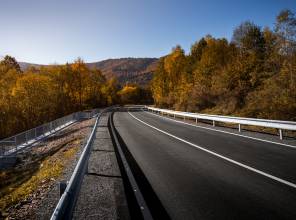 <p><strong>Tytuł projektu:</strong> Od Beskidu Niskiego po Solinę/Od Nizkych Beskid Po Solinu<br />
<strong>Numer projektu:</strong> PLSK.01.01-IP.01-0002/23<br />
<strong>Program: </strong>Interreg Polska-Słowacja 2021-2027<br />
<strong>Priorytet:</strong> Przyjazne naturze i bezpieczne Pogranicze<br />
<strong>Działanie: </strong>Wspieranie przystosowania się do zmiany klimatu i zapobiegania ryzyku związanemu z klęskami żywiołowymi i katastrofami, odporności, z uwzględnieniem podejścia ekosystemowego<br />
<strong>Beneficjent: </strong>Wojew&oacute;dztwo Podkarpackie<br />
<strong>Partner: </strong><a href="http://www.sucpsk.sk">Spr&aacute;va a &uacute;držba ciest Pre&scaron;ovsk&eacute;ho samospr&aacute;vneho kraja</a><br />
<strong>Wydatki og&oacute;łem:</strong> <span style="font-family:"Arial",sans-serif; font-size:11.0pt">1&nbsp;307&nbsp;775,51 EUR </span><br />
<strong>Dofinansowanie UE: </strong> <span style="font-family:"Arial",sans-serif; font-size:11.0pt">637&nbsp;461,36 </span>EUR<br />
<strong>Data rozpoczęcia: </strong>2024-01-01<br />
<strong>Data zakończenia:</strong> 2025-12-31</p>
