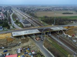 <p><strong>Inwestor:</strong> Wojew&oacute;dztwo Podkarpackie - Podkarpacki Zarząd Dr&oacute;g Wojew&oacute;dzkich w Rzeszowie<br />
<strong>Dofinansowanie z Rządowego Funduszu Polski Ład: Program Inwestycji Strategicznych: </strong>28 500 000 PLN<br />
<strong>Wartość całkowita zadania:</strong>&nbsp;51 556 058,00 PLN<br />
<strong>Konsorcjum Wykonawc&oacute;w:</strong> Lider Przedsiębiorstwo Drogowo-Mostowe S.A. z siedzibą w Dębicy z partnerem: Himmel i Papesch Opole Sp&oacute;łka z o.o<br />
<strong>Realizacja:</strong> 2024-2025</p>
