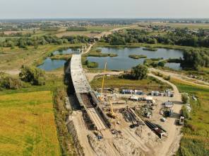 <p>Inwestor: Wojew&oacute;dztwo Podkarpackie - Podkarpacki Zarząd Dr&oacute;g Wojew&oacute;dzkich w Rzeszowie<br />
<strong>Opracowanie dokumentacji projektowej wraz z decyzją ZRID wsp&oacute;łfinansowane było z Rządowego Programu Uzupełniania Lokalnej i Regionalnej Infrastruktury - Mosty dla Region&oacute;w</strong><br />
<strong>Wartość projektu</strong>: 1 145 302,20 PLN<br />
<strong>Wartość dofinansowania z Budżetu Państwa:</strong> 80%<br />
Wykonawca dokumentacji: PROMOST CONSULTING Sp. z o.o.<br />
Czas realizacji: 2020-2022</p>

<p>Zadanie<strong> &bdquo;Budowa nowego odcinka drogi wojew&oacute;dzkiej nr 865 Jarosław &ndash; Oleszyce &ndash; Cieszan&oacute;w &ndash; Bełżec od km 0+000,00 do km 1+946,48 wraz z rozbudową węzła drogowego w ciągu drogi krajowej nr 94 (obwodnicy Jarosławia) w km 8+411, budową mostu na rzece San oraz budową i przebudową niezbędnej infrastruktury technicznej, budowli i urządzeń budowlanych w m. Munina i Sobiecin&rdquo;</strong> jest dofinansowane ze środk&oacute;w Rządowego Funduszu Rozwoju Dr&oacute;g &ndash; zadanie mostowe&nbsp;<br />
<strong>Wykonawca rob&oacute;t drogowych i mostowych:</strong> Mosty Ł&oacute;dź S.A.&nbsp;<br />
<strong>Inżynier kontraktu:</strong> ZDI Sp. z o.o.<br />
<strong>Wartość zadania:</strong> 176 948 428,00 PLN<br />
<strong>Wartość dofinansowania z Rządowego Funduszu Rozwoju Dr&oacute;g: </strong>136 800 000,00 PLN<br />
<strong>Data podpisania umowy o dofinansowanie zadania:</strong> 27.07.2022r.<br />
<strong>Okres realizacji zadania:</strong> 2023-2025</p>

<p>Zadanie jest bezpośrednio powiązane z inwestycją &bdquo;Budowa nowego odcinka drogi wojew&oacute;dzkiej nr 865 Jarosław &ndash; Bełżec od km 1+946,48 do km 4+179,22 wraz z budową i przebudową niezbędnej infrastruktury technicznej, budowli i urządzeń budowlanych w m. Sobiecin i Koniacz&oacute;w &ndash; etap II&rdquo; realizowaną w ramach projektu pn.: <a href="https://pzdw.pl/inwestycje/w-trakcie-realizacji/fepw-2021-2027/59">"Przebudowa/rozbudowa/budowa drogi wojew&oacute;dzkiej nr 865 na odcinku Sobiecin - Cieszan&oacute;w"</a>, kt&oacute;ry jest dofinansowany z programu Fundusze Europejskie dla Polski Wschodniej 2021-2027</p>
