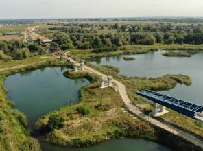 <p>Inwestor: Wojew&oacute;dztwo Podkarpackie - Podkarpacki Zarząd Dr&oacute;g Wojew&oacute;dzkich w Rzeszowie<br />
<strong>Opracowanie dokumentacji projektowej wraz z decyzją ZRID wsp&oacute;łfinansowane było z Rządowego Programu Uzupełniania Lokalnej i Regionalnej Infrastruktury - Mosty dla Region&oacute;w</strong><br />
<strong>Wartość projektu</strong>: 1 145 302,20 PLN<br />
<strong>Wartość dofinansowania z Budżetu Państwa:</strong> 80%<br />
Wykonawca dokumentacji: PROMOST CONSULTING Sp. z o.o.<br />
Czas realizacji: 2020-2022</p>

<p>Zadanie<strong> &bdquo;Budowa nowego odcinka drogi wojew&oacute;dzkiej nr 865 Jarosław &ndash; Oleszyce &ndash; Cieszan&oacute;w &ndash; Bełżec od km 0+000,00 do km 1+946,48 wraz z rozbudową węzła drogowego w ciągu drogi krajowej nr 94 (obwodnicy Jarosławia) w km 8+411, budową mostu na rzece San oraz budową i przebudową niezbędnej infrastruktury technicznej, budowli i urządzeń budowlanych w m. Munina i Sobiecin&rdquo;</strong> jest dofinansowane ze środk&oacute;w Rządowego Funduszu Rozwoju Dr&oacute;g &ndash; zadanie mostowe&nbsp;<br />
<strong>Wykonawca rob&oacute;t drogowych i mostowych:</strong> Mosty Ł&oacute;dź S.A.&nbsp;<br />
<strong>Inżynier kontraktu:</strong> ZDI Sp. z o.o.<br />
<strong>Wartość zadania:</strong> 176 948 428,00 PLN<br />
<strong>Wartość dofinansowania z Rządowego Funduszu Rozwoju Dr&oacute;g: </strong>136 800 000,00 PLN<br />
<strong>Data podpisania umowy o dofinansowanie zadania:</strong> 27.07.2022r.<br />
<strong>Okres realizacji zadania:</strong> 2023-2025</p>

<p>Zadanie jest bezpośrednio powiązane z inwestycją &bdquo;Budowa nowego odcinka drogi wojew&oacute;dzkiej nr 865 Jarosław &ndash; Bełżec od km 1+946,48 do km 4+179,22 wraz z budową i przebudową niezbędnej infrastruktury technicznej, budowli i urządzeń budowlanych w m. Sobiecin i Koniacz&oacute;w &ndash; etap II&rdquo; realizowaną w ramach projektu pn.: <a href="https://pzdw.pl/inwestycje/w-trakcie-realizacji/fepw-2021-2027/59">"Przebudowa/rozbudowa/budowa drogi wojew&oacute;dzkiej nr 865 na odcinku Sobiecin - Cieszan&oacute;w"</a>, kt&oacute;ry jest dofinansowany z programu Fundusze Europejskie dla Polski Wschodniej 2021-2027</p>
