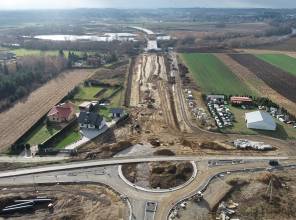 <p>Inwestor: Wojew&oacute;dztwo Podkarpackie - Podkarpacki Zarząd Dr&oacute;g Wojew&oacute;dzkich w Rzeszowie<br />
<strong>Opracowanie dokumentacji projektowej wraz z decyzją ZRID wsp&oacute;łfinansowane było z Rządowego Programu Uzupełniania Lokalnej i Regionalnej Infrastruktury - Mosty dla Region&oacute;w</strong><br />
<strong>Wartość projektu</strong>: 1 145 302,20 PLN<br />
<strong>Wartość dofinansowania z Budżetu Państwa:</strong> 80%<br />
Wykonawca dokumentacji: PROMOST CONSULTING Sp. z o.o.<br />
Czas realizacji: 2020-2022</p>

<p>Zadanie<strong> &bdquo;Budowa nowego odcinka drogi wojew&oacute;dzkiej nr 865 Jarosław &ndash; Oleszyce &ndash; Cieszan&oacute;w &ndash; Bełżec od km 0+000,00 do km 1+946,48 wraz z rozbudową węzła drogowego w ciągu drogi krajowej nr 94 (obwodnicy Jarosławia) w km 8+411, budową mostu na rzece San oraz budową i przebudową niezbędnej infrastruktury technicznej, budowli i urządzeń budowlanych w m. Munina i Sobiecin&rdquo;</strong> jest dofinansowane ze środk&oacute;w Rządowego Funduszu Rozwoju Dr&oacute;g &ndash; zadanie mostowe&nbsp;<br />
<strong>Wykonawca rob&oacute;t drogowych i mostowych:</strong> Mosty Ł&oacute;dź S.A.&nbsp;<br />
<strong>Inżynier kontraktu:</strong> ZDI Sp. z o.o.<br />
<strong>Wartość zadania:</strong> 176 948 428,00 PLN<br />
<strong>Wartość dofinansowania z Rządowego Funduszu Rozwoju Dr&oacute;g: </strong>136 800 000,00 PLN<br />
<strong>Data podpisania umowy o dofinansowanie zadania:</strong> 27.07.2022r.<br />
<strong>Okres realizacji zadania:</strong> 2023-2025</p>

<p>Zadanie jest bezpośrednio powiązane z inwestycją &bdquo;Budowa nowego odcinka drogi wojew&oacute;dzkiej nr 865 Jarosław &ndash; Bełżec od km 1+946,48 do km 4+179,22 wraz z budową i przebudową niezbędnej infrastruktury technicznej, budowli i urządzeń budowlanych w m. Sobiecin i Koniacz&oacute;w &ndash; etap II&rdquo; realizowaną w ramach projektu pn.: <a href="https://pzdw.pl/inwestycje/w-trakcie-realizacji/fepw-2021-2027/59">"Przebudowa/rozbudowa/budowa drogi wojew&oacute;dzkiej nr 865 na odcinku Sobiecin - Cieszan&oacute;w"</a>, kt&oacute;ry jest dofinansowany z programu Fundusze Europejskie dla Polski Wschodniej 2021-2027</p>
