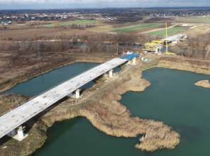 <p>Inwestor: Wojew&oacute;dztwo Podkarpackie - Podkarpacki Zarząd Dr&oacute;g Wojew&oacute;dzkich w Rzeszowie<br />
<strong>Opracowanie dokumentacji projektowej wraz z decyzją ZRID wsp&oacute;łfinansowane było z Rządowego Programu Uzupełniania Lokalnej i Regionalnej Infrastruktury - Mosty dla Region&oacute;w</strong><br />
<strong>Wartość projektu</strong>: 1 145 302,20 PLN<br />
<strong>Wartość dofinansowania z Budżetu Państwa:</strong> 80%<br />
Wykonawca dokumentacji: PROMOST CONSULTING Sp. z o.o.<br />
Czas realizacji: 2020-2022</p>

<p>Zadanie<strong> &bdquo;Budowa nowego odcinka drogi wojew&oacute;dzkiej nr 865 Jarosław &ndash; Oleszyce &ndash; Cieszan&oacute;w &ndash; Bełżec od km 0+000,00 do km 1+946,48 wraz z rozbudową węzła drogowego w ciągu drogi krajowej nr 94 (obwodnicy Jarosławia) w km 8+411, budową mostu na rzece San oraz budową i przebudową niezbędnej infrastruktury technicznej, budowli i urządzeń budowlanych w m. Munina i Sobiecin&rdquo;</strong> jest dofinansowane ze środk&oacute;w Rządowego Funduszu Rozwoju Dr&oacute;g &ndash; zadanie mostowe&nbsp;<br />
<strong>Wykonawca rob&oacute;t drogowych i mostowych:</strong> Mosty Ł&oacute;dź S.A.&nbsp;<br />
<strong>Inżynier kontraktu:</strong> ZDI Sp. z o.o.<br />
<strong>Wartość zadania:</strong> 176 948 428,00 PLN<br />
<strong>Wartość dofinansowania z Rządowego Funduszu Rozwoju Dr&oacute;g: </strong>136 800 000,00 PLN<br />
<strong>Data podpisania umowy o dofinansowanie zadania:</strong> 27.07.2022r.<br />
<strong>Okres realizacji zadania:</strong> 2023-2025</p>

<p>Zadanie jest bezpośrednio powiązane z inwestycją &bdquo;Budowa nowego odcinka drogi wojew&oacute;dzkiej nr 865 Jarosław &ndash; Bełżec od km 1+946,48 do km 4+179,22 wraz z budową i przebudową niezbędnej infrastruktury technicznej, budowli i urządzeń budowlanych w m. Sobiecin i Koniacz&oacute;w &ndash; etap II&rdquo; realizowaną w ramach projektu pn.: <a href="https://pzdw.pl/inwestycje/w-trakcie-realizacji/fepw-2021-2027/59">"Przebudowa/rozbudowa/budowa drogi wojew&oacute;dzkiej nr 865 na odcinku Sobiecin - Cieszan&oacute;w"</a>, kt&oacute;ry jest dofinansowany z programu Fundusze Europejskie dla Polski Wschodniej 2021-2027</p>
