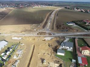 <p>Inwestor: Wojew&oacute;dztwo Podkarpackie - Podkarpacki Zarząd Dr&oacute;g Wojew&oacute;dzkich w Rzeszowie<br />
<strong>Opracowanie dokumentacji projektowej wraz z decyzją ZRID wsp&oacute;łfinansowane było z Rządowego Programu Uzupełniania Lokalnej i Regionalnej Infrastruktury - Mosty dla Region&oacute;w</strong><br />
<strong>Wartość projektu</strong>: 1 145 302,20 PLN<br />
<strong>Wartość dofinansowania z Budżetu Państwa:</strong> 80%<br />
Wykonawca dokumentacji: PROMOST CONSULTING Sp. z o.o.<br />
Czas realizacji: 2020-2022</p>

<p>Zadanie<strong> &bdquo;Budowa nowego odcinka drogi wojew&oacute;dzkiej nr 865 Jarosław &ndash; Oleszyce &ndash; Cieszan&oacute;w &ndash; Bełżec od km 0+000,00 do km 1+946,48 wraz z rozbudową węzła drogowego w ciągu drogi krajowej nr 94 (obwodnicy Jarosławia) w km 8+411, budową mostu na rzece San oraz budową i przebudową niezbędnej infrastruktury technicznej, budowli i urządzeń budowlanych w m. Munina i Sobiecin&rdquo;</strong> jest dofinansowane ze środk&oacute;w Rządowego Funduszu Rozwoju Dr&oacute;g &ndash; zadanie mostowe&nbsp;<br />
<strong>Wykonawca rob&oacute;t drogowych i mostowych:</strong> Mosty Ł&oacute;dź S.A.&nbsp;<br />
<strong>Inżynier kontraktu:</strong> ZDI Sp. z o.o.<br />
<strong>Wartość zadania:</strong> 176 948 428,00 PLN<br />
<strong>Wartość dofinansowania z Rządowego Funduszu Rozwoju Dr&oacute;g: </strong>136 800 000,00 PLN<br />
<strong>Data podpisania umowy o dofinansowanie zadania:</strong> 27.07.2022r.<br />
<strong>Okres realizacji zadania:</strong> 2023-2025</p>

<p>Zadanie jest bezpośrednio powiązane z inwestycją &bdquo;Budowa nowego odcinka drogi wojew&oacute;dzkiej nr 865 Jarosław &ndash; Bełżec od km 1+946,48 do km 4+179,22 wraz z budową i przebudową niezbędnej infrastruktury technicznej, budowli i urządzeń budowlanych w m. Sobiecin i Koniacz&oacute;w &ndash; etap II&rdquo; realizowaną w ramach projektu pn.: <a href="https://pzdw.pl/inwestycje/w-trakcie-realizacji/fepw-2021-2027/59">"Przebudowa/rozbudowa/budowa drogi wojew&oacute;dzkiej nr 865 na odcinku Sobiecin - Cieszan&oacute;w"</a>, kt&oacute;ry jest dofinansowany z programu Fundusze Europejskie dla Polski Wschodniej 2021-2027</p>
