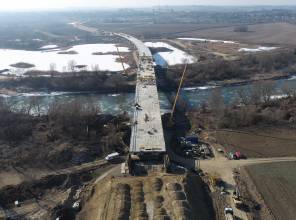 <p>Inwestor: Wojew&oacute;dztwo Podkarpackie - Podkarpacki Zarząd Dr&oacute;g Wojew&oacute;dzkich w Rzeszowie<br />
<strong>Opracowanie dokumentacji projektowej wraz z decyzją ZRID wsp&oacute;łfinansowane było z Rządowego Programu Uzupełniania Lokalnej i Regionalnej Infrastruktury - Mosty dla Region&oacute;w</strong><br />
<strong>Wartość projektu</strong>: 1 145 302,20 PLN<br />
<strong>Wartość dofinansowania z Budżetu Państwa:</strong> 80%<br />
Wykonawca dokumentacji: PROMOST CONSULTING Sp. z o.o.<br />
Czas realizacji: 2020-2022</p>

<p>Zadanie<strong> &bdquo;Budowa nowego odcinka drogi wojew&oacute;dzkiej nr 865 Jarosław &ndash; Oleszyce &ndash; Cieszan&oacute;w &ndash; Bełżec od km 0+000,00 do km 1+946,48 wraz z rozbudową węzła drogowego w ciągu drogi krajowej nr 94 (obwodnicy Jarosławia) w km 8+411, budową mostu na rzece San oraz budową i przebudową niezbędnej infrastruktury technicznej, budowli i urządzeń budowlanych w m. Munina i Sobiecin&rdquo;</strong> jest dofinansowane ze środk&oacute;w Rządowego Funduszu Rozwoju Dr&oacute;g &ndash; zadanie mostowe&nbsp;<br />
<strong>Wykonawca rob&oacute;t drogowych i mostowych:</strong> Mosty Ł&oacute;dź S.A.&nbsp;<br />
<strong>Inżynier kontraktu:</strong> ZDI Sp. z o.o.<br />
<strong>Wartość zadania:</strong> 176 948 428,00 PLN<br />
<strong>Wartość dofinansowania z Rządowego Funduszu Rozwoju Dr&oacute;g: </strong>136 800 000,00 PLN<br />
<strong>Data podpisania umowy o dofinansowanie zadania:</strong> 27.07.2022r.<br />
<strong>Okres realizacji zadania:</strong> 2023-2025</p>

<p>Zadanie jest bezpośrednio powiązane z inwestycją &bdquo;Budowa nowego odcinka drogi wojew&oacute;dzkiej nr 865 Jarosław &ndash; Bełżec od km 1+946,48 do km 4+179,22 wraz z budową i przebudową niezbędnej infrastruktury technicznej, budowli i urządzeń budowlanych w m. Sobiecin i Koniacz&oacute;w &ndash; etap II&rdquo; realizowaną w ramach projektu pn.: <a href="https://pzdw.pl/inwestycje/w-trakcie-realizacji/fepw-2021-2027/59">"Przebudowa/rozbudowa/budowa drogi wojew&oacute;dzkiej nr 865 na odcinku Sobiecin - Cieszan&oacute;w"</a>, kt&oacute;ry jest dofinansowany z programu Fundusze Europejskie dla Polski Wschodniej 2021-2027</p>
