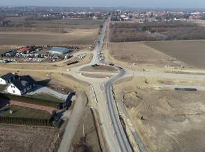 <p>Inwestor: Wojew&oacute;dztwo Podkarpackie - Podkarpacki Zarząd Dr&oacute;g Wojew&oacute;dzkich w Rzeszowie<br />
<strong>Opracowanie dokumentacji projektowej wraz z decyzją ZRID wsp&oacute;łfinansowane było z Rządowego Programu Uzupełniania Lokalnej i Regionalnej Infrastruktury - Mosty dla Region&oacute;w</strong><br />
<strong>Wartość projektu</strong>: 1 145 302,20 PLN<br />
<strong>Wartość dofinansowania z Budżetu Państwa:</strong> 80%<br />
Wykonawca dokumentacji: PROMOST CONSULTING Sp. z o.o.<br />
Czas realizacji: 2020-2022</p>

<p>Zadanie<strong> &bdquo;Budowa nowego odcinka drogi wojew&oacute;dzkiej nr 865 Jarosław &ndash; Oleszyce &ndash; Cieszan&oacute;w &ndash; Bełżec od km 0+000,00 do km 1+946,48 wraz z rozbudową węzła drogowego w ciągu drogi krajowej nr 94 (obwodnicy Jarosławia) w km 8+411, budową mostu na rzece San oraz budową i przebudową niezbędnej infrastruktury technicznej, budowli i urządzeń budowlanych w m. Munina i Sobiecin&rdquo;</strong> jest dofinansowane ze środk&oacute;w Rządowego Funduszu Rozwoju Dr&oacute;g &ndash; zadanie mostowe&nbsp;<br />
<strong>Wykonawca rob&oacute;t drogowych i mostowych:</strong> Mosty Ł&oacute;dź S.A.&nbsp;<br />
<strong>Inżynier kontraktu:</strong> ZDI Sp. z o.o.<br />
<strong>Wartość zadania:</strong> 176 948 428,00 PLN<br />
<strong>Wartość dofinansowania z Rządowego Funduszu Rozwoju Dr&oacute;g: </strong>136 800 000,00 PLN<br />
<strong>Data podpisania umowy o dofinansowanie zadania:</strong> 27.07.2022r.<br />
<strong>Okres realizacji zadania:</strong> 2023-2025</p>

<p>Zadanie jest bezpośrednio powiązane z inwestycją &bdquo;Budowa nowego odcinka drogi wojew&oacute;dzkiej nr 865 Jarosław &ndash; Bełżec od km 1+946,48 do km 4+179,22 wraz z budową i przebudową niezbędnej infrastruktury technicznej, budowli i urządzeń budowlanych w m. Sobiecin i Koniacz&oacute;w &ndash; etap II&rdquo; realizowaną w ramach projektu pn.: <a href="https://pzdw.pl/inwestycje/w-trakcie-realizacji/fepw-2021-2027/59">"Przebudowa/rozbudowa/budowa drogi wojew&oacute;dzkiej nr 865 na odcinku Sobiecin - Cieszan&oacute;w"</a>, kt&oacute;ry jest dofinansowany z programu Fundusze Europejskie dla Polski Wschodniej 2021-2027</p>
