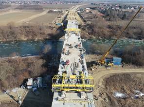 <p>Inwestor: Wojew&oacute;dztwo Podkarpackie - Podkarpacki Zarząd Dr&oacute;g Wojew&oacute;dzkich w Rzeszowie<br />
<strong>Opracowanie dokumentacji projektowej wraz z decyzją ZRID wsp&oacute;łfinansowane było z Rządowego Programu Uzupełniania Lokalnej i Regionalnej Infrastruktury - Mosty dla Region&oacute;w</strong><br />
<strong>Wartość projektu</strong>: 1 145 302,20 PLN<br />
<strong>Wartość dofinansowania z Budżetu Państwa:</strong> 80%<br />
Wykonawca dokumentacji: PROMOST CONSULTING Sp. z o.o.<br />
Czas realizacji: 2020-2022</p>

<p>Zadanie<strong> &bdquo;Budowa nowego odcinka drogi wojew&oacute;dzkiej nr 865 Jarosław &ndash; Oleszyce &ndash; Cieszan&oacute;w &ndash; Bełżec od km 0+000,00 do km 1+946,48 wraz z rozbudową węzła drogowego w ciągu drogi krajowej nr 94 (obwodnicy Jarosławia) w km 8+411, budową mostu na rzece San oraz budową i przebudową niezbędnej infrastruktury technicznej, budowli i urządzeń budowlanych w m. Munina i Sobiecin&rdquo;</strong> jest dofinansowane ze środk&oacute;w Rządowego Funduszu Rozwoju Dr&oacute;g &ndash; zadanie mostowe&nbsp;<br />
<strong>Wykonawca rob&oacute;t drogowych i mostowych:</strong> Mosty Ł&oacute;dź S.A.&nbsp;<br />
<strong>Inżynier kontraktu:</strong> ZDI Sp. z o.o.<br />
<strong>Wartość zadania:</strong> 176 948 428,00 PLN<br />
<strong>Wartość dofinansowania z Rządowego Funduszu Rozwoju Dr&oacute;g: </strong>136 800 000,00 PLN<br />
<strong>Data podpisania umowy o dofinansowanie zadania:</strong> 27.07.2022r.<br />
<strong>Okres realizacji zadania:</strong> 2023-2025</p>

<p>Zadanie jest bezpośrednio powiązane z inwestycją &bdquo;Budowa nowego odcinka drogi wojew&oacute;dzkiej nr 865 Jarosław &ndash; Bełżec od km 1+946,48 do km 4+179,22 wraz z budową i przebudową niezbędnej infrastruktury technicznej, budowli i urządzeń budowlanych w m. Sobiecin i Koniacz&oacute;w &ndash; etap II&rdquo; realizowaną w ramach projektu pn.: <a href="https://pzdw.pl/inwestycje/w-trakcie-realizacji/fepw-2021-2027/59">"Przebudowa/rozbudowa/budowa drogi wojew&oacute;dzkiej nr 865 na odcinku Sobiecin - Cieszan&oacute;w"</a>, kt&oacute;ry jest dofinansowany z programu Fundusze Europejskie dla Polski Wschodniej 2021-2027</p>
