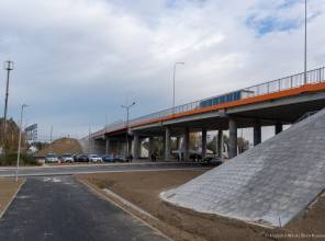 <p><strong>Inwestor:</strong> Wojew&oacute;dztwo Podkarpackie - Podkarpacki Zarząd Dr&oacute;g Wojew&oacute;dzkich w Rzeszowie<br />
<strong>Dofinansowanie z Rządowego Funduszu Polski Ład: Program Inwestycji Strategicznych: </strong>28 500 000 PLN<br />
<strong>Wartość całkowita zadania:</strong>&nbsp;51 556 058,00 PLN<br />
<strong>Konsorcjum Wykonawc&oacute;w:</strong> Lider Przedsiębiorstwo Drogowo-Mostowe S.A. z siedzibą w Dębicy z partnerem: Himmel i Papesch Opole Sp&oacute;łka z o.o<br />
<strong>Realizacja:</strong> 2024-2025</p>
