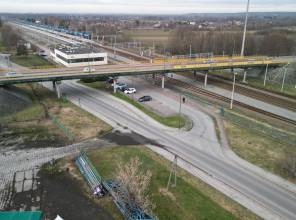 <p><strong>Inwestor:</strong> Wojew&oacute;dztwo Podkarpackie - Podkarpacki Zarząd Dr&oacute;g Wojew&oacute;dzkich w Rzeszowie<br />
<strong>Dofinansowanie z Rządowego Funduszu Polski Ład: Program Inwestycji Strategicznych: </strong>28 500 000 PLN<br />
<strong>Wartość całkowita zadania:</strong>&nbsp;51 556 058,00 PLN<br />
<strong>Konsorcjum Wykonawc&oacute;w:</strong> Lider Przedsiębiorstwo Drogowo-Mostowe S.A. z siedzibą w Dębicy z partnerem: Himmel i Papesch Opole Sp&oacute;łka z o.o<br />
<strong>Realizacja:</strong> 2024-2025</p>
